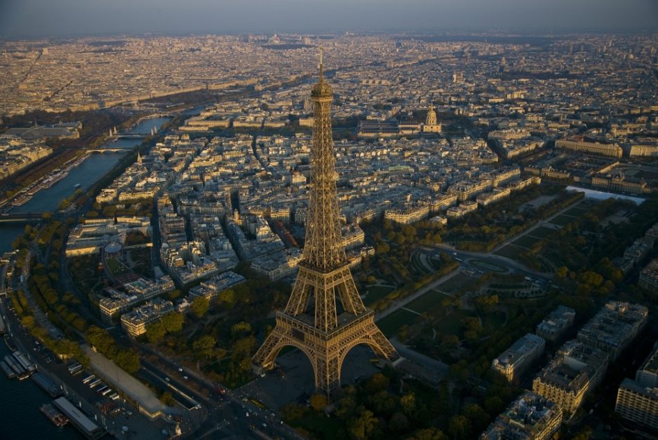 Yann Arthus Bertrand Paris Vu Du Ciel La Tour Eiffel vue du ciel - Découvrez de SUPERBES photos aériennes de